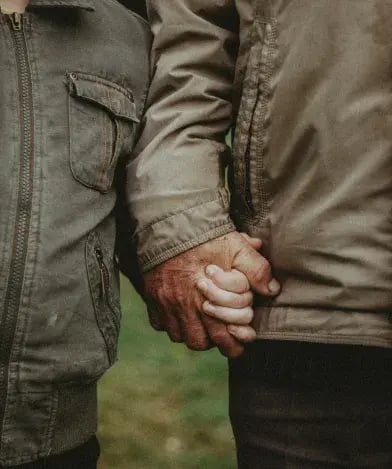 couple-holding-hands